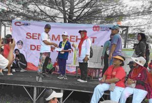 Kades Canan Beri Penghargaan Kewarga Yang Raih Medali di Event PEPARPEDA Jateng